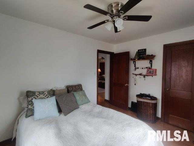 bedroom featuring ceiling fan