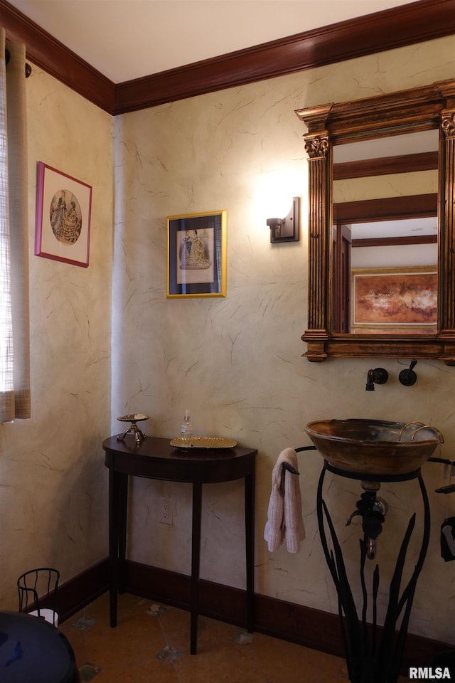 bathroom featuring crown molding