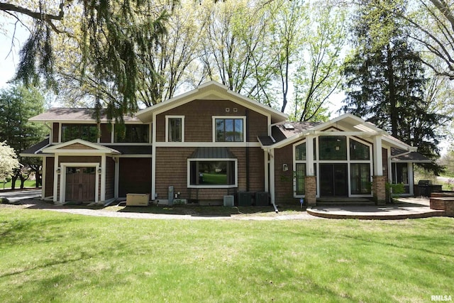 128 N Soangetaha Rd, Galesburg, IL 61401 - view of front of home featuring an attached garage and a front yard