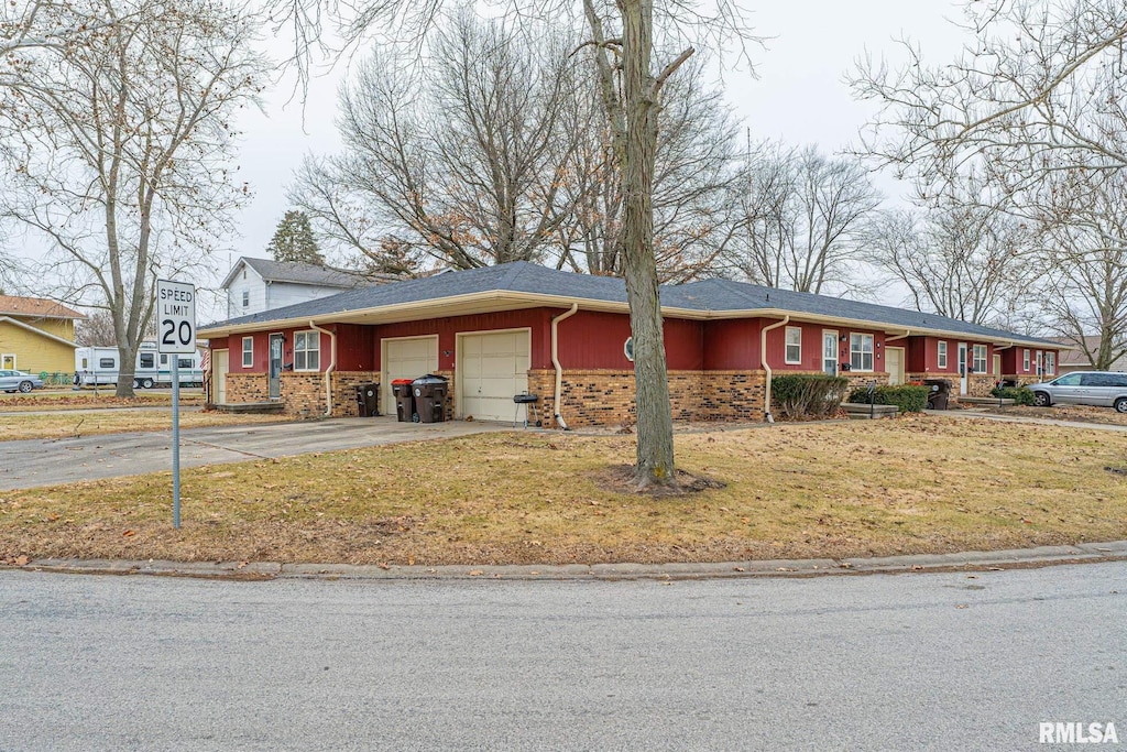 view of front of house featuring a garage and a front lawn