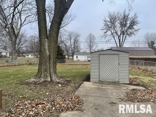 view of yard with a shed