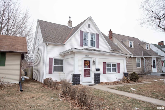 view of front of property featuring a front lawn