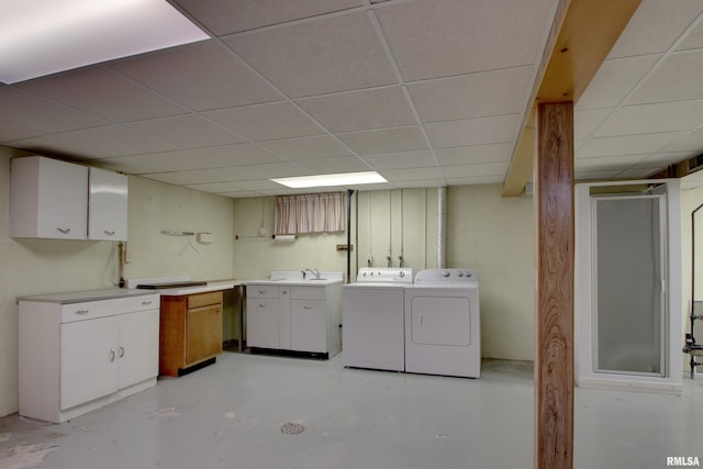 washroom with sink and independent washer and dryer