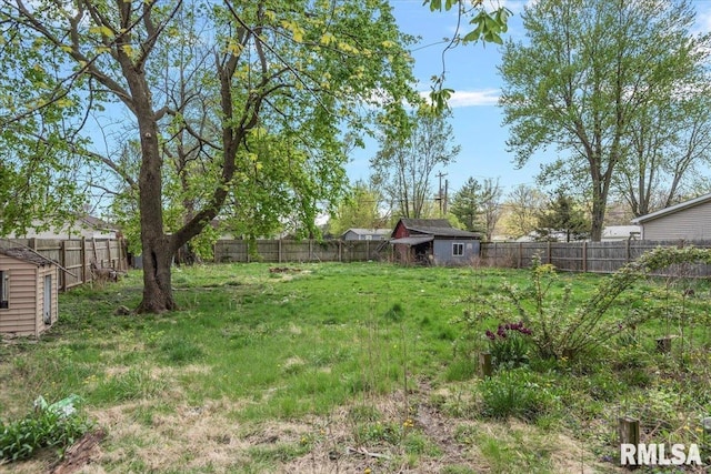 406 W Elm St, Buffalo, IL 62515 - view of yard featuring a fenced backyard and an outdoor structure
