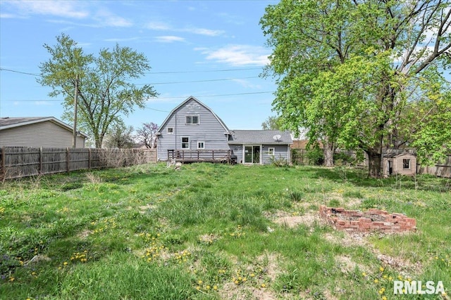 406 W Elm St, Buffalo, IL 62515 - view of yard featuring a fenced backyard, an outdoor structure, and a shed