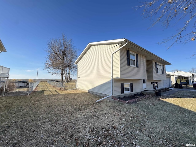 view of side of property featuring a lawn