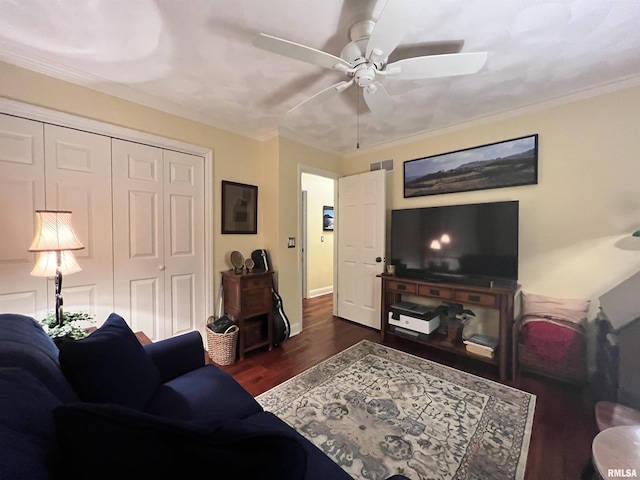 living room featuring ceiling fan, crown molding, and dark wood-type flooring