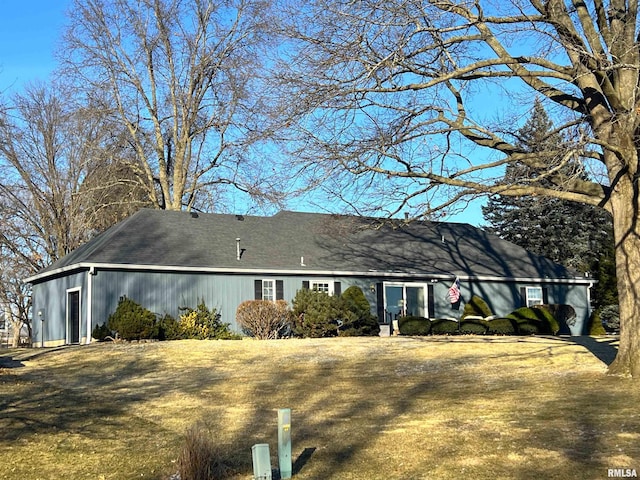 ranch-style house featuring a front lawn