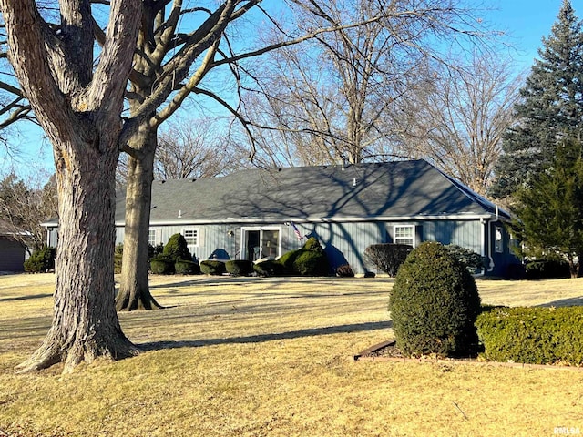 view of front of house with a front lawn