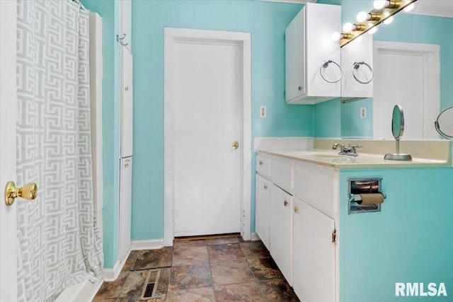 bathroom featuring a shower with curtain and vanity