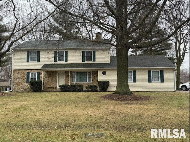 view of front property featuring a front lawn