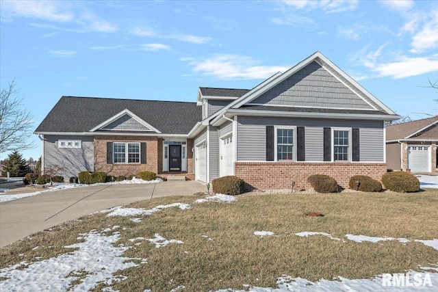 view of front of house featuring a yard and a garage