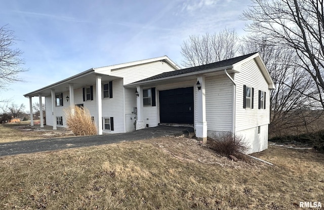 view of front facade featuring a garage and a front yard