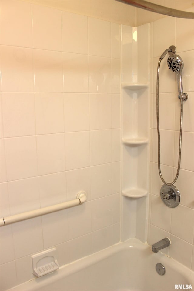 bathroom with tiled shower / bath