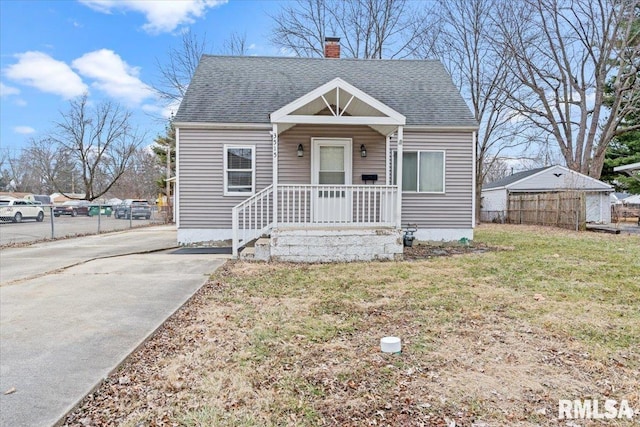 bungalow-style house featuring a front lawn