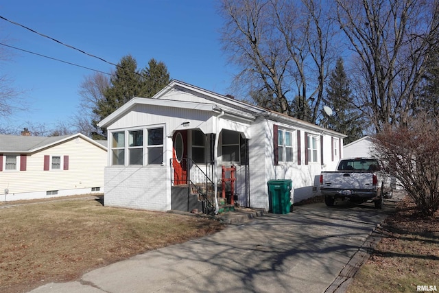 bungalow-style home featuring a front lawn