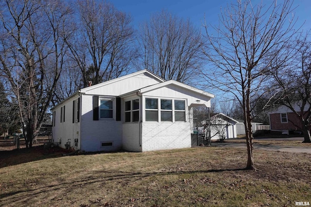 view of side of property featuring a lawn