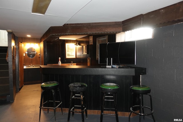 kitchen featuring a breakfast bar and kitchen peninsula