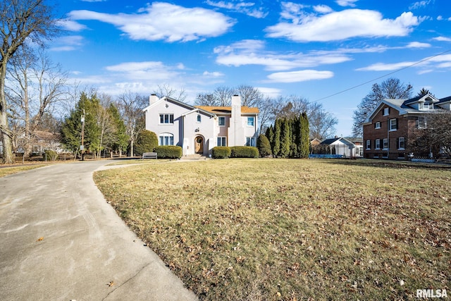 view of front of house featuring a front lawn