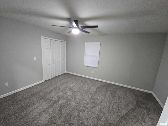 unfurnished bedroom with ceiling fan, carpet flooring, a textured ceiling, and a closet