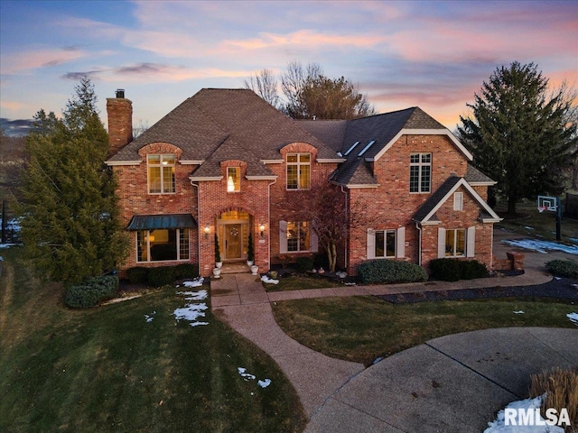 view of front facade with a yard