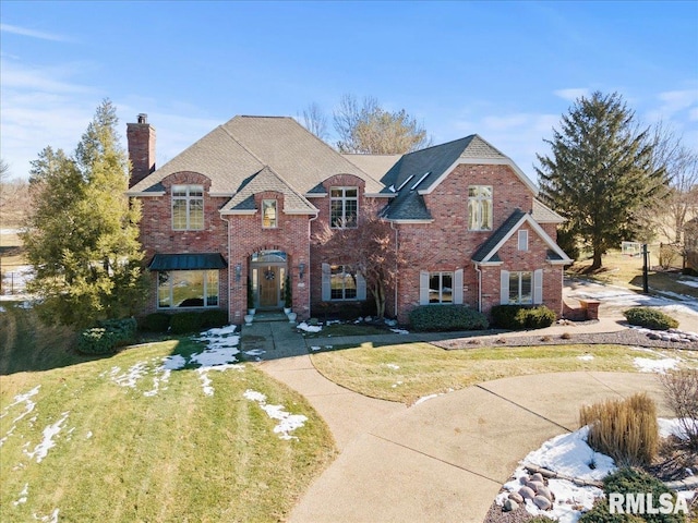 view of front of home featuring a front lawn