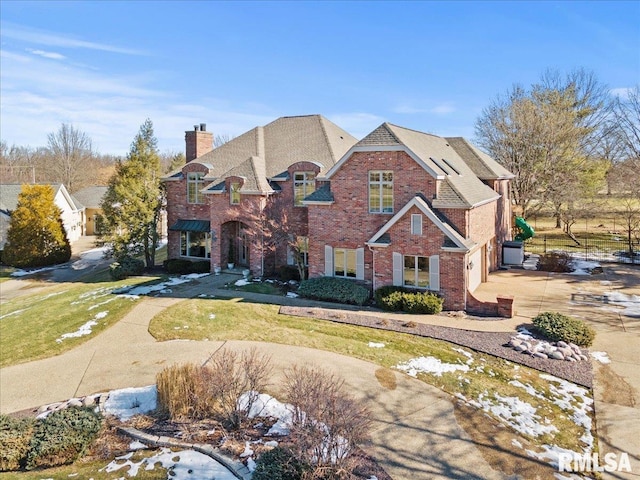 view of front of home featuring a front yard