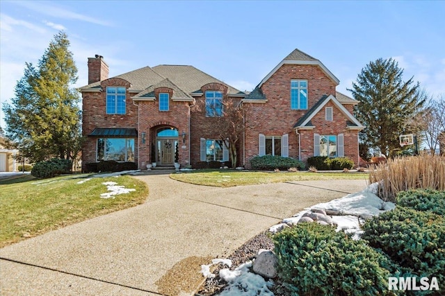 view of front of property featuring a front yard