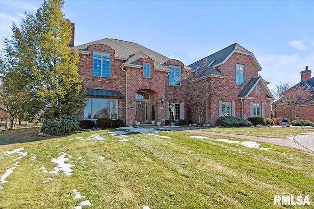 view of front facade featuring a front yard