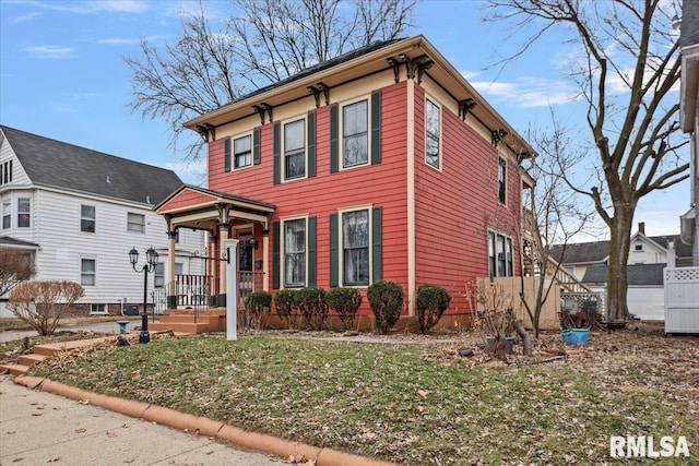 view of front of home featuring a front yard