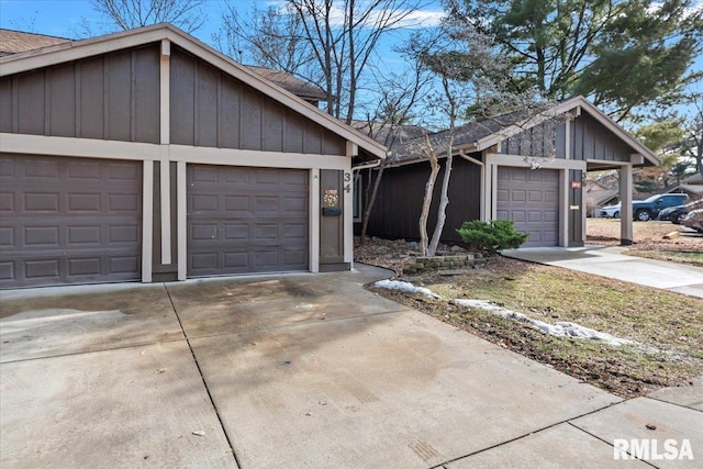 view of front facade with a garage