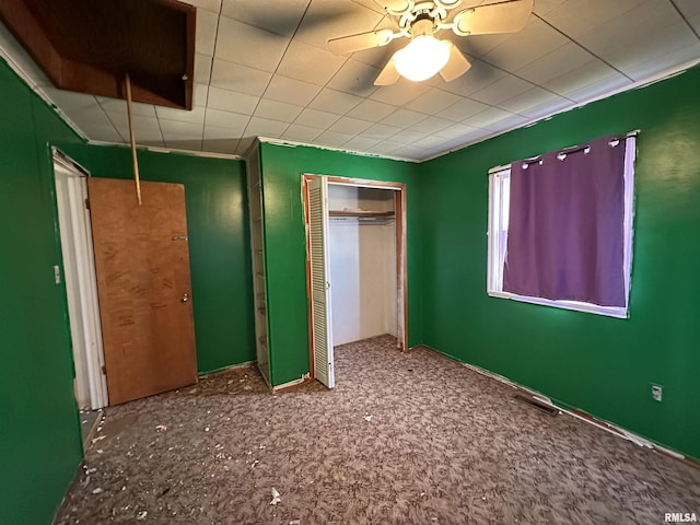 unfurnished bedroom featuring ceiling fan and a closet