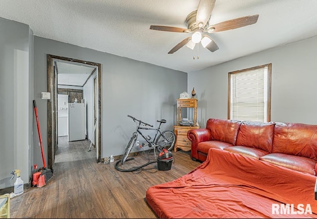 1405 Pekin St, Lincoln, IL 62656 - living room with wood finished floors and a ceiling fan
