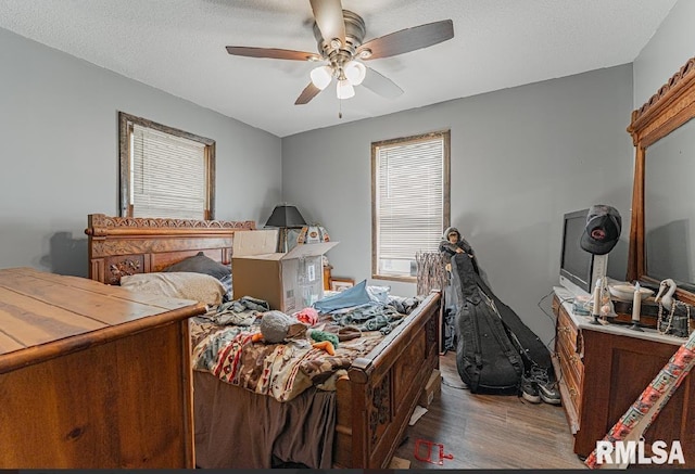 1405 Pekin St, Lincoln, IL 62656 - bedroom featuring wood finished floors, a ceiling fan, and a textured ceiling