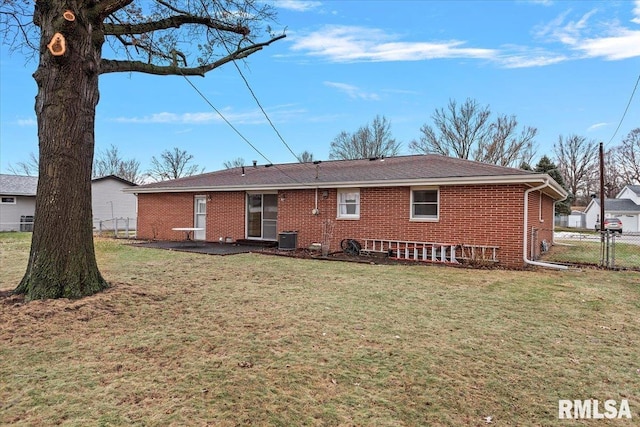 back of house featuring a yard