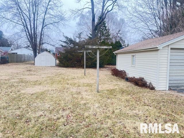 view of yard featuring a shed