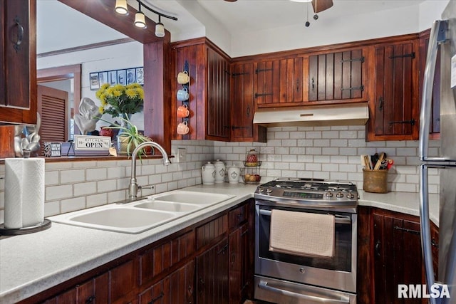 kitchen with sink, backsplash, stainless steel appliances, and ceiling fan