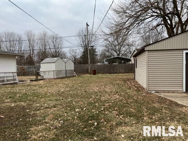 view of yard featuring an outdoor structure