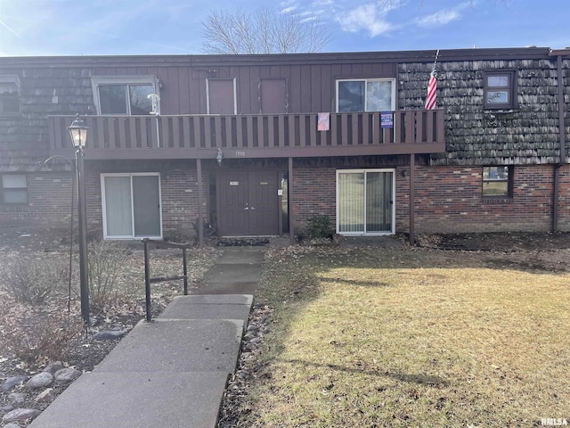 view of front of house featuring a front yard