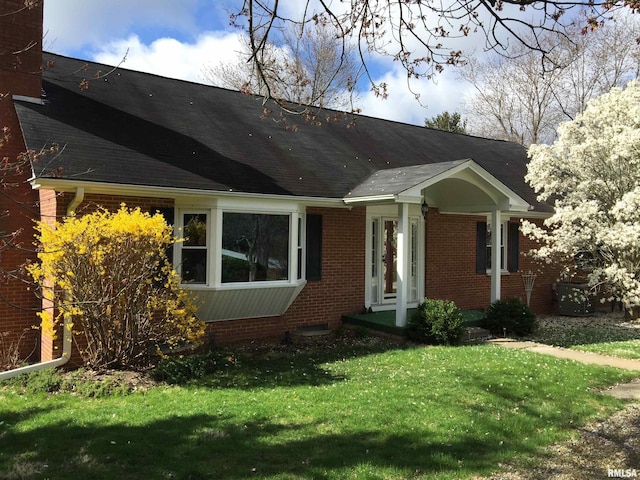 view of front of property with a front yard