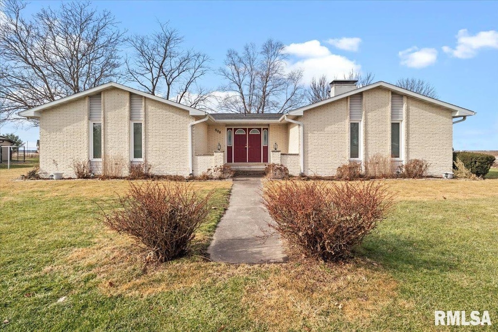 ranch-style home with a front yard