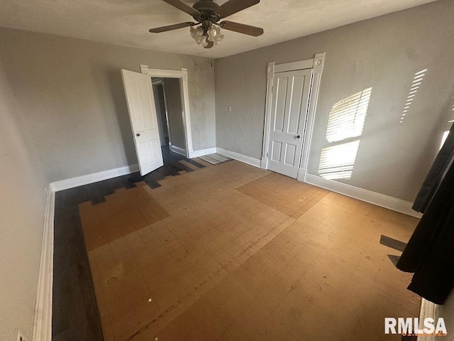 unfurnished bedroom with ceiling fan and a closet