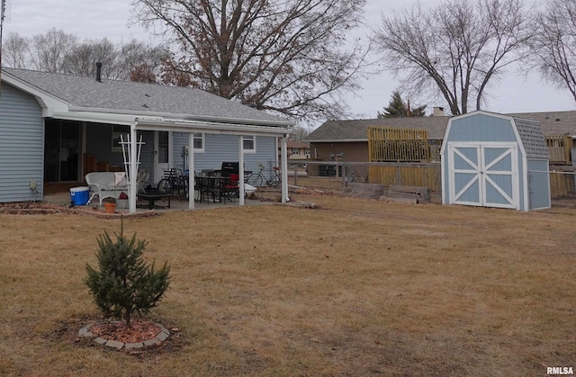 view of yard with a storage shed