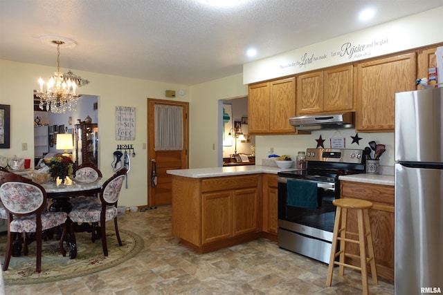 kitchen featuring a textured ceiling, hanging light fixtures, kitchen peninsula, a notable chandelier, and stainless steel appliances