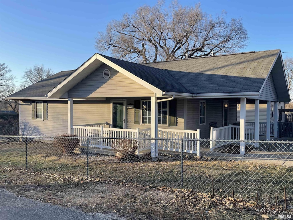 ranch-style house featuring covered porch