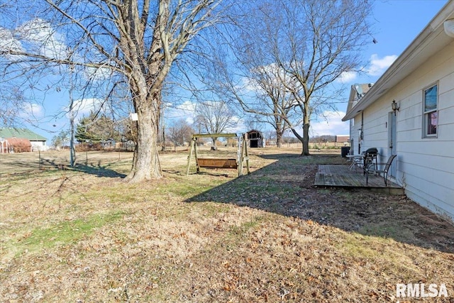 view of yard featuring a shed