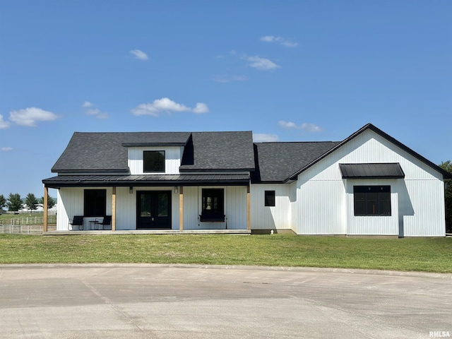 modern inspired farmhouse featuring a front yard and covered porch