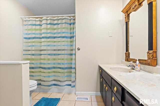 full bath featuring tile patterned flooring, visible vents, toilet, a shower with curtain, and vanity