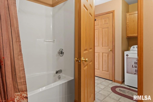 bathroom with washer / dryer and shower / bath combo