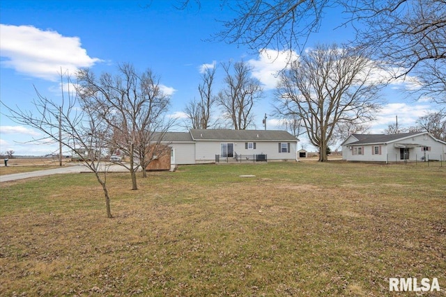 single story home with a front lawn